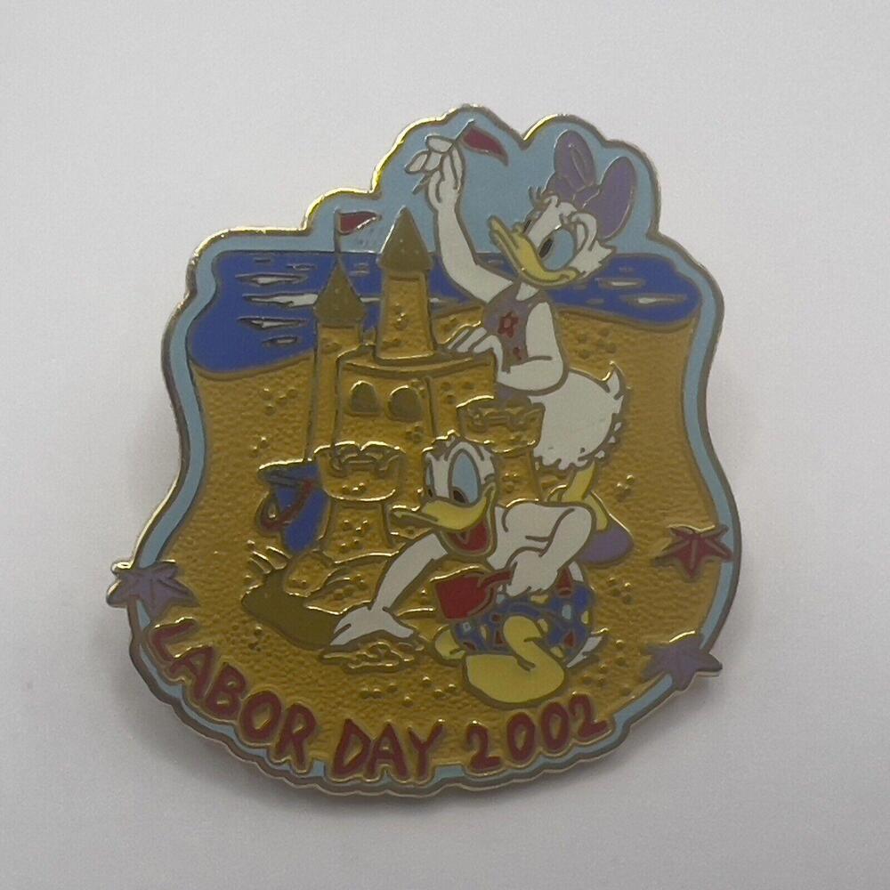 Walt Disney World Labor Day 2002 Pin Daisy & Donald Duck Beach Sandcastle /3500